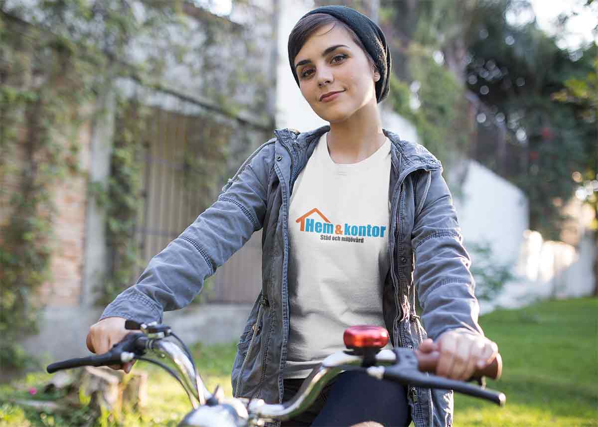 Linda cyklar gärna mellan sina städuppdrag.
Hon tycker att det är viktigt att försöka undvika fossila bränslen om man ska vara en miljövänlig städfirma.